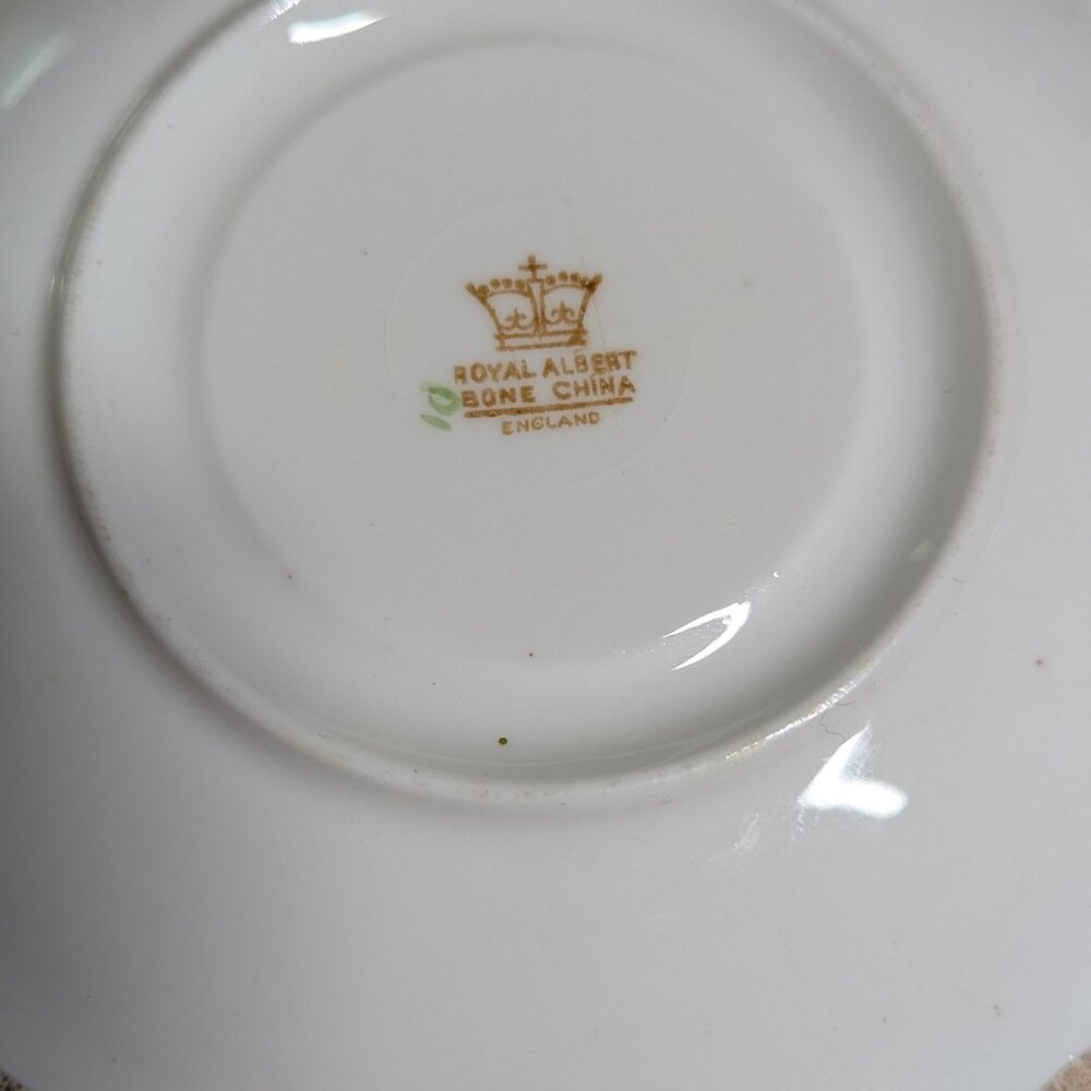 Royal Albert Floral Teacup & Saucer Set - Picture 9 of 11